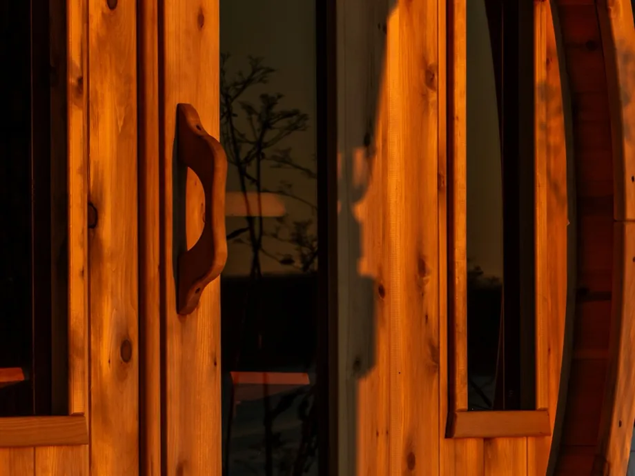 Koka pirts durvis ar stiklu mucu pirts ieejā